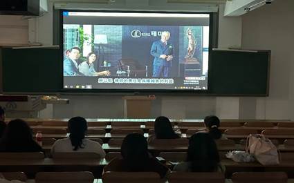 会议室里的电视描述已自动生成